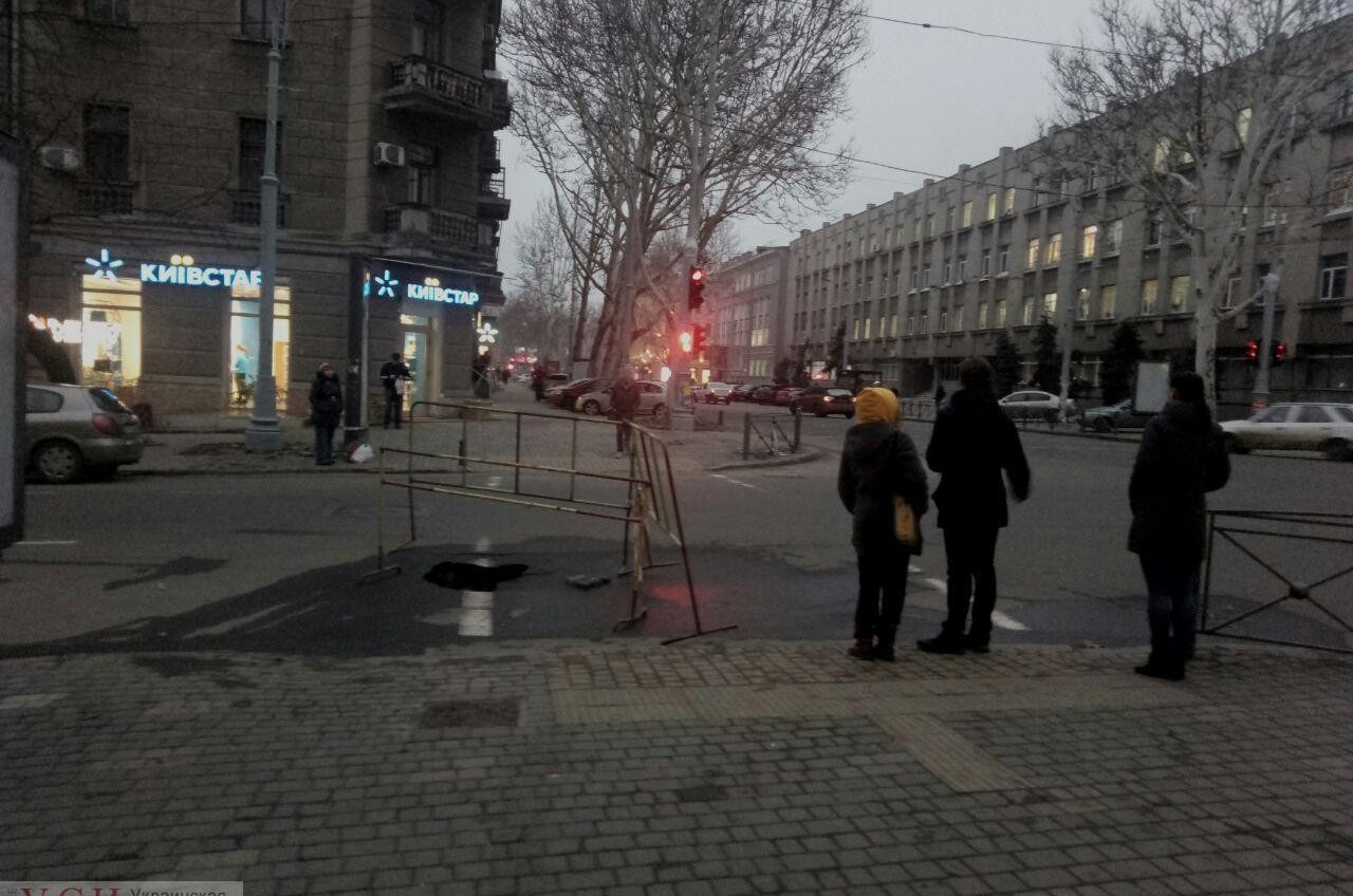 На перекрестке в центре Одессы появилась дыра в асфальте (фото) «фото»