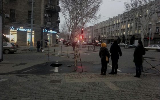 На перекрестке в центре Одессы появилась дыра в асфальте (фото) «фото»