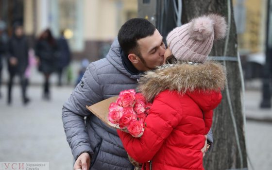 Цветы, подарки и улыбки: как влюбленные одесситы отмечают День святого Валентина (фоторепортаж) «фото»