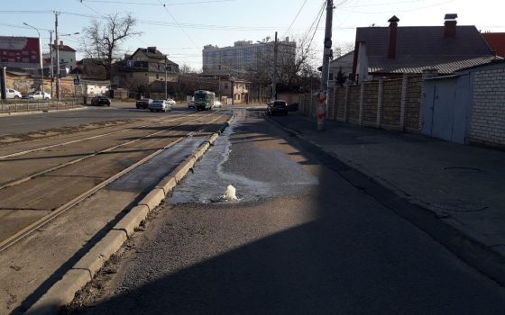 Вода уже 2 дня бьет из-под асфальта на Фонтанской дороге (видео) ОБНОВЛЕНО «фото»