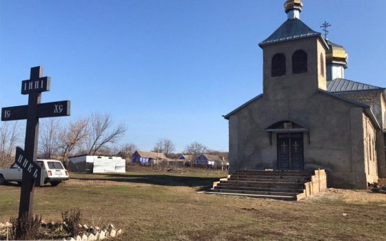 Церковные баталии: сторонники Московского патриархата пытались выгнать из церкви прихожан ПЦУ (видео) «фото»