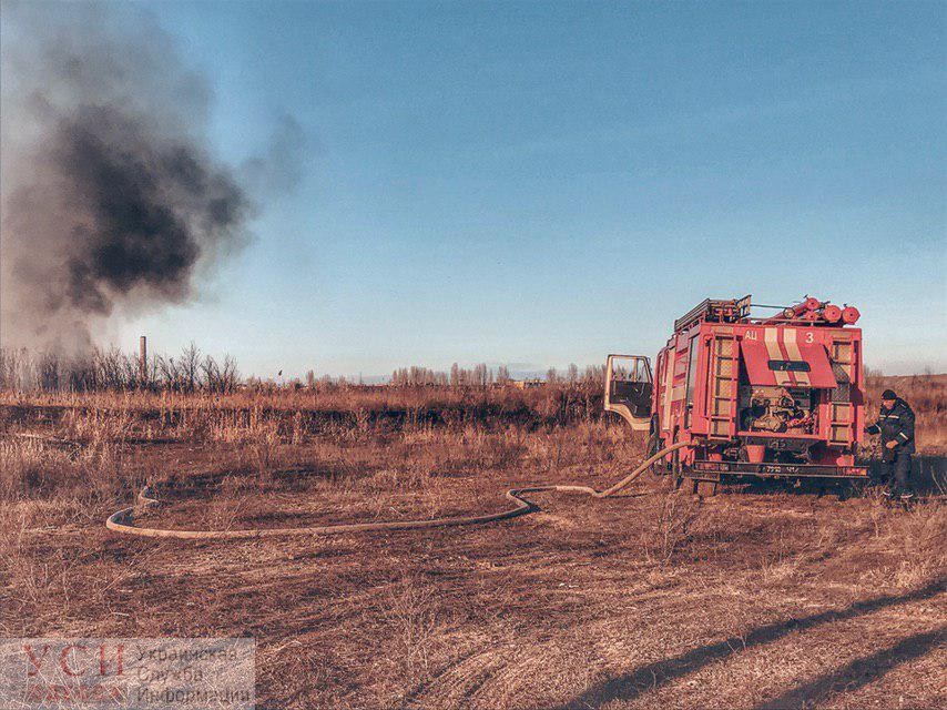 На Пересыпи горит камыш: из-за сильного пожара центр Одессы окутан дымом (фото, видео) «фото»