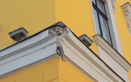 После реставрации от подрядчика дома Руссова на одном из полуциркульных зданий начала обваливаться штукатурка (фото) «фото»