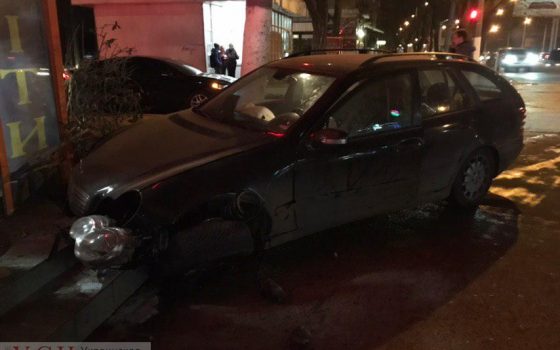 На Таирова иномарка, уходя от столкновения, влетела в магазин (фото, видео) «фото»