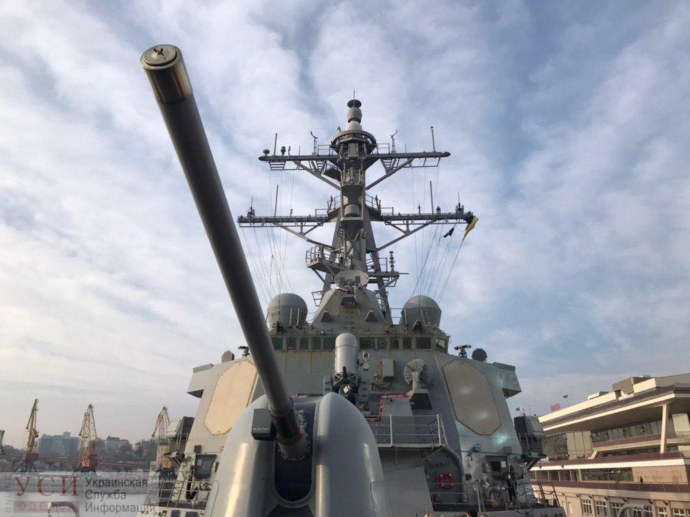 Американские военные проводят экскурсию по ракетному эсминцу “Дональд Кук” в Одесском порту (фото) «фото»