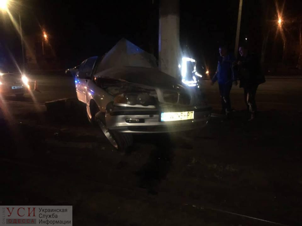 BMW на еврономерах протаранил столб на окраине Одессы (фото) «фото»