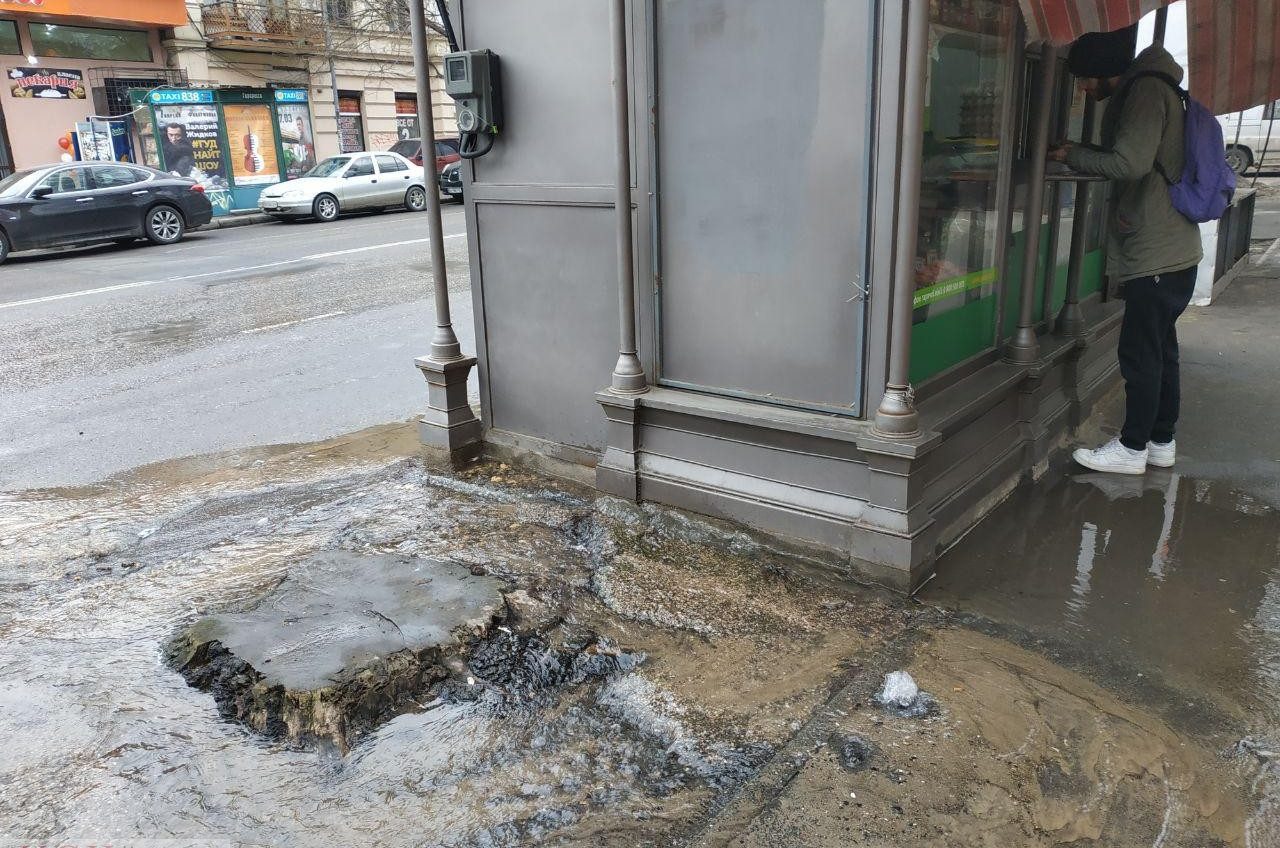 В центре Одессы из-под киоска бьет вода (видео) «фото»