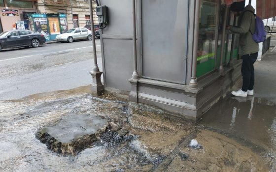 В центре Одессы из-под киоска бьет вода (видео) «фото»