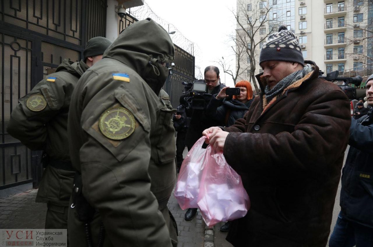 В годовщину аннексии Крыма к Генконсульству России в Одессе пришли протестовать 10 активистов (фото) «фото»
