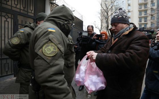В годовщину аннексии Крыма к Генконсульству России в Одессе пришли протестовать 10 активистов (фото) «фото»