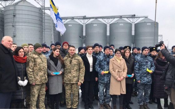 Марина Порошенко в Одессе поднялась на борт “Гетьмана Сагайдачного” и поучаствовала во флешмобе в поддержку пленных моряков (фото) «фото»