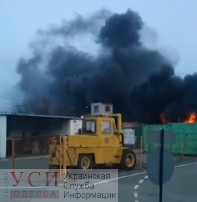 Масштабный пожар на Чумке: горят машины возле станции Скорой (видео) «фото»