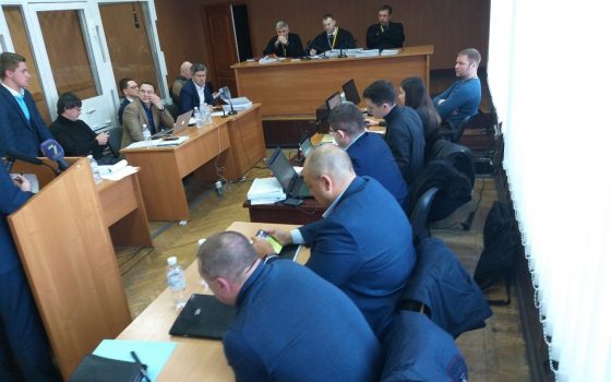 Обвиняемый чиновник по делу “Краяна” заскучал в суде и начал играть в телефон (фото) «фото»