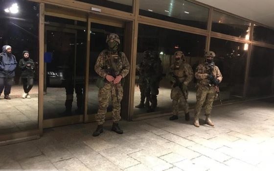 В Одесском порту задержали двух активистов во время акции “Кто заказал Катю Гандзюк?” (фото, видео) «фото»