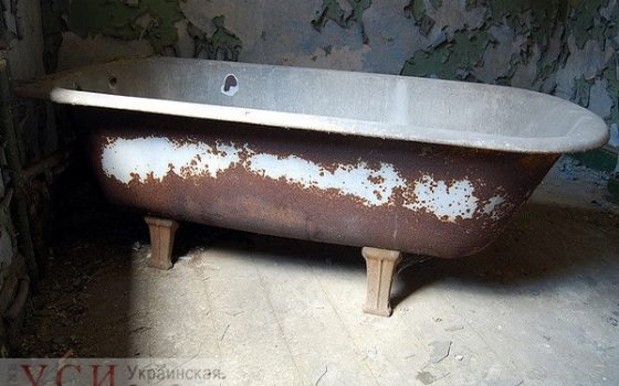 Одессит залез в свою бывшую квартиру и украл ванну, чтобы сдать ее на металлом «фото»