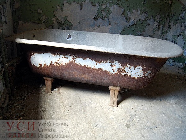 Одессит залез в свою бывшую квартиру и украл ванну, чтобы сдать ее на металлом «фото»