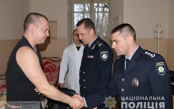 Полицейского, которого дебошир ранил ножом в грудь, прооперировали в Одессе (фото) «фото»