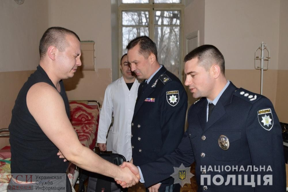 Полицейского, которого дебошир ранил ножом в грудь, прооперировали в Одессе (фото) «фото»