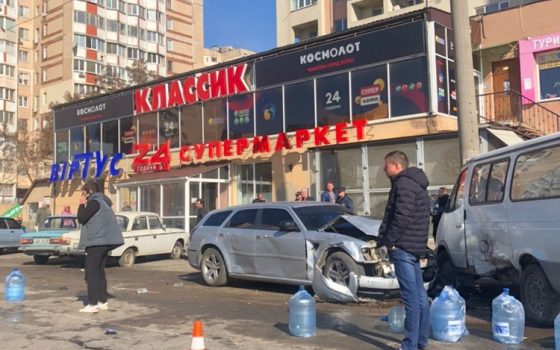 Авария “лоб в лоб”: на Таирова столкнулись три автомобиля (фото) usionline.com Авария “лоб в лоб”: на Таирова столкнулись три автомобиля (фото) «фото»