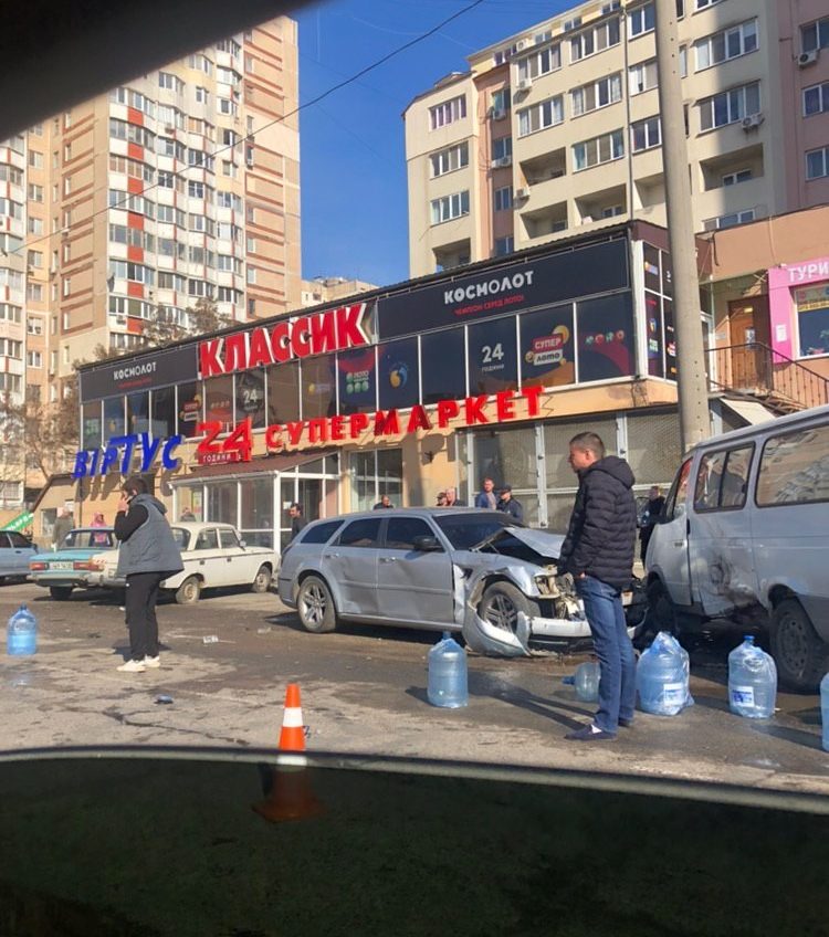 Авария “лоб в лоб”: на Таирова столкнулись три автомобиля (фото) «фото»