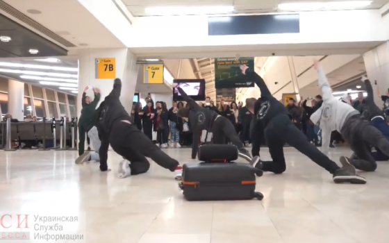 Артисты Одесского оперного театра устроили флешмоб в аэропорту Нью-Йорка: так они отметили окончание гастролей (видео) «фото»