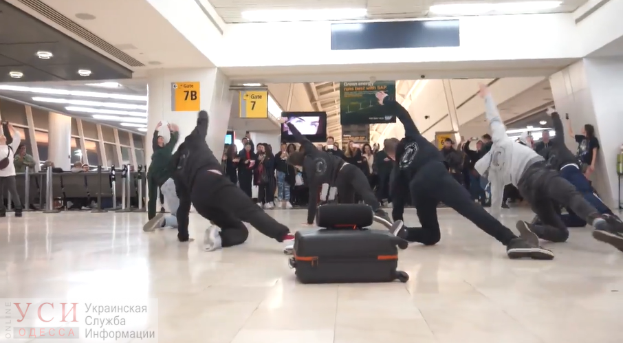 Артисты Одесского оперного театра устроили флешмоб в аэропорту Нью-Йорка: так они отметили окончание гастролей (видео) «фото»