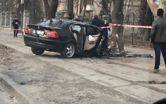 Влетевшая в дерево “евробляха” блокировала проезд трамваев на Французском бульваре (фото) «фото»