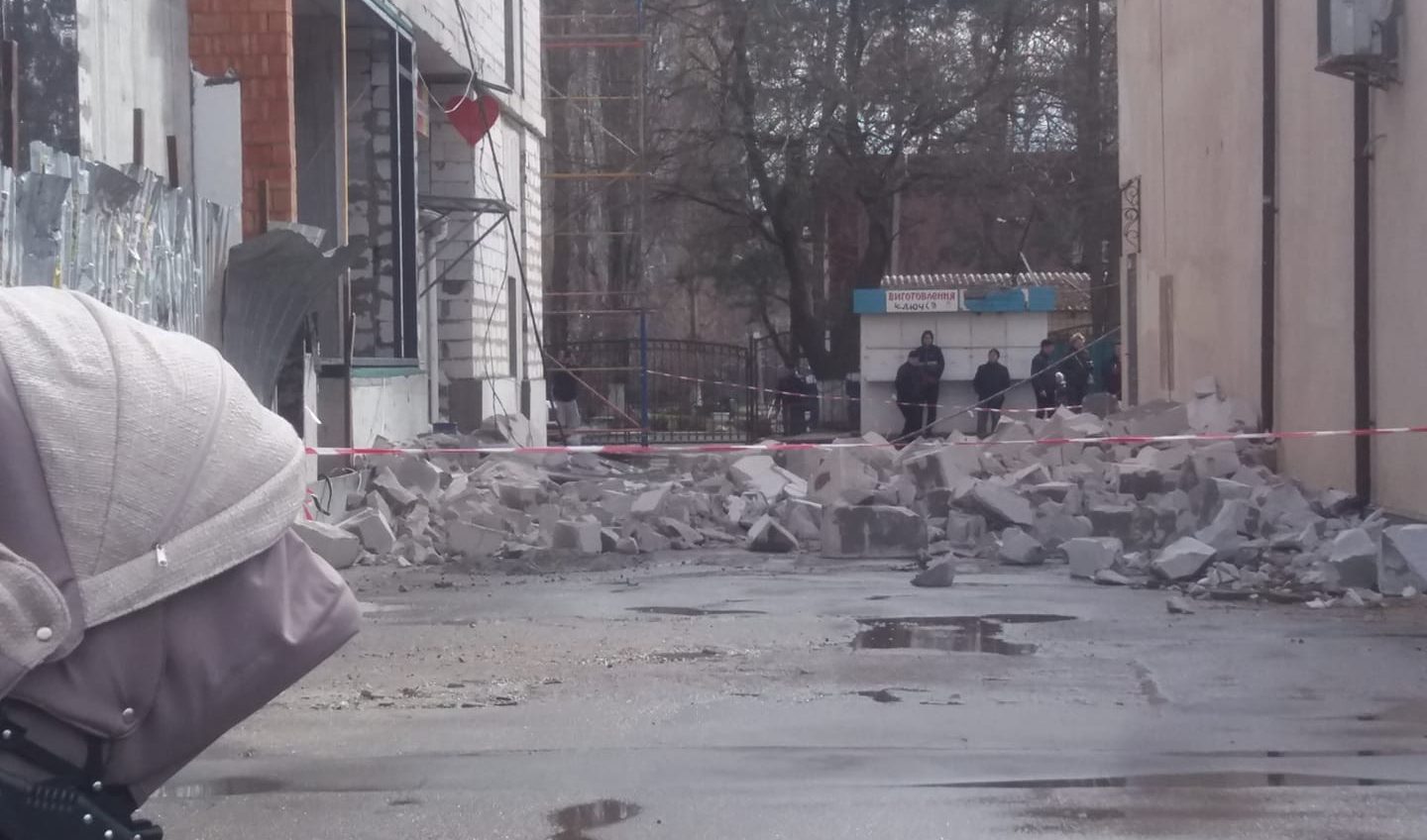 В Одессе стена строящегося торгового центра рухнула на женщину (фото, видео) ОБНОВЛЕНО «фото»