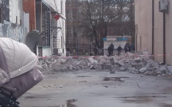В Одессе стена строящегося торгового центра рухнула на женщину (фото, видео) ОБНОВЛЕНО «фото»