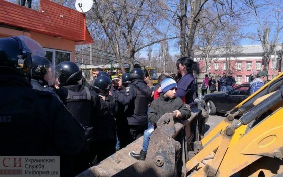 Правоохранители с утра пытались снести бар возле “Вымпела”: владельцы заблокировали экскаватор, усадив в ковш своих детей «фото»