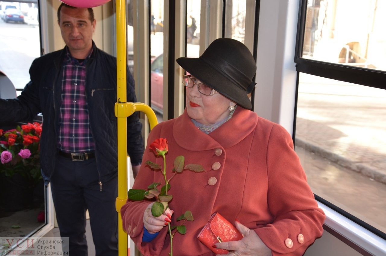 Необычное поздравление: на 8 марта в одесском трамвае женщинам дарили цветы и играла живая музыка (фото) «фото»