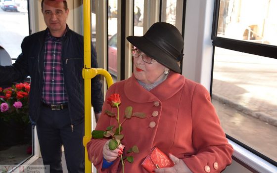 Необычное поздравление: на 8 марта в одесском трамвае женщинам дарили цветы и играла живая музыка (фото) «фото»