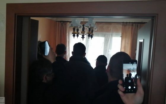 На Таирова одесситка с полицией и спасателями штурмует квартиру бывшего мужа, чтобы вернуть свою дочь (фото) «фото»