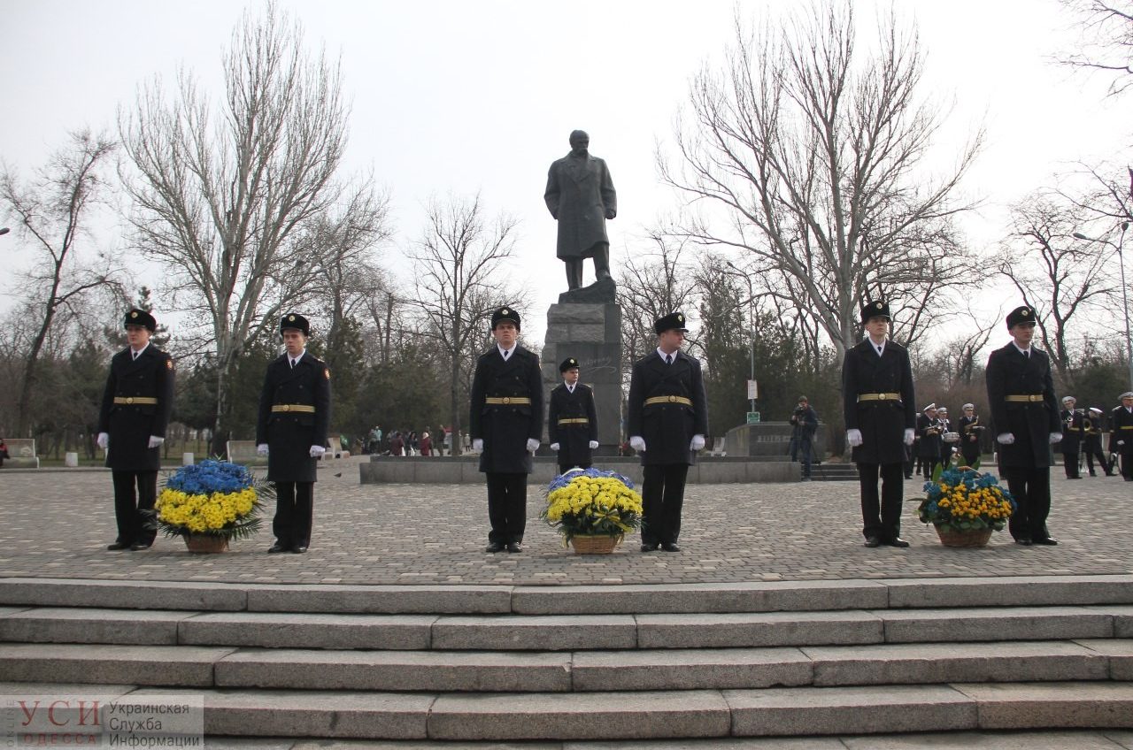 Одесситы отметили день рождения Тараса Шевченко и возложили цветы к памятнику Кобзаря (фоторепортаж) «фото»