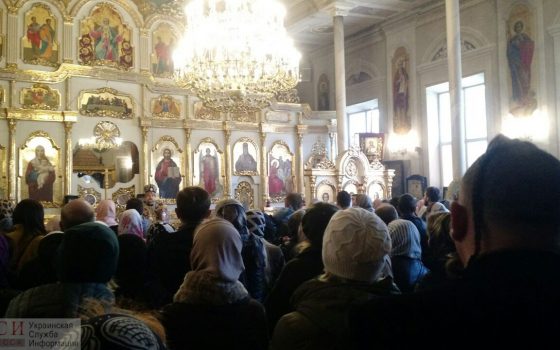 Прихожане, поддерживающие скандального священника, устроили разборки прямо после молебна за пленных моряков (трансляция, фото) «фото»