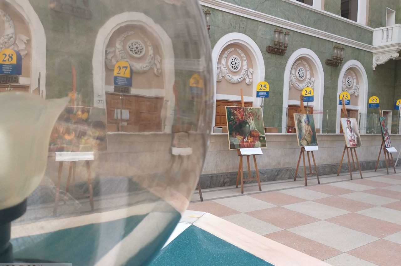 В одесском Главпочтамте проходит выставка работ учеников “грековки” (фоторепортаж) «фото»