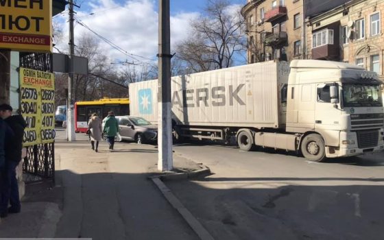 В центре Одессы автомобиль въехал под фуру с контейнером (фотофакт) «фото»