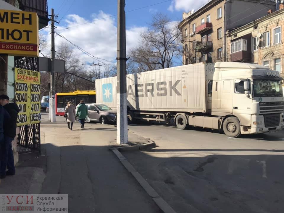 В центре Одессы автомобиль въехал под фуру с контейнером (фотофакт) «фото»