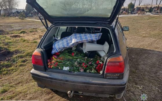 В Одессе горе-бизнесмены воровали цветы с могил для перепродажи «фото»