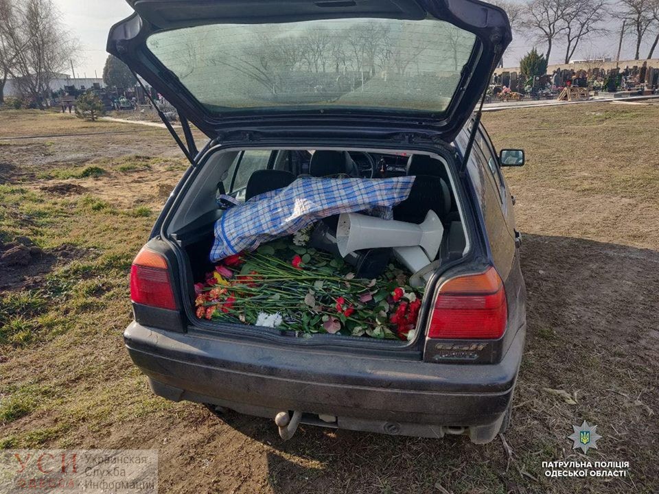 В Одессе горе-бизнесмены воровали цветы с могил для перепродажи «фото»