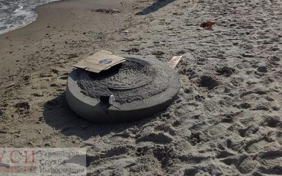 На Ланжероне из-под песка показался загадочный канализационный люк (фото) «фото»