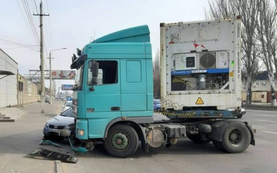 На Пересыпи легковой автомобиль въехал под фуру и заблокировал движение «фото»