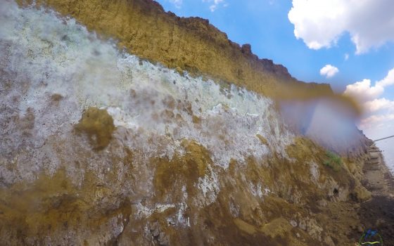 В Одесской области лиман вымыл могильник химикатов «фото»