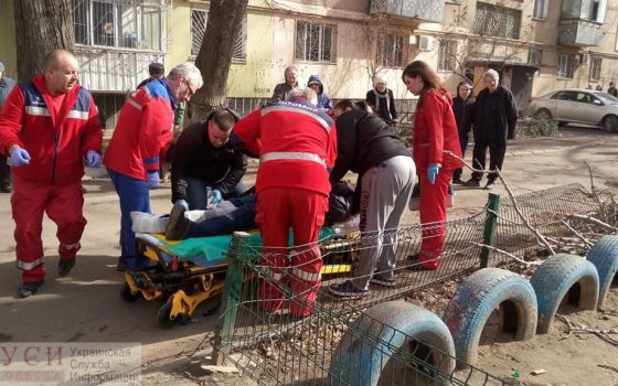 В Одессе на детскую площадку упало дерево, пострадал мужчина и двое детей (фото) «фото»