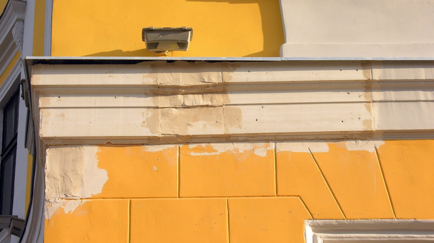 Эконом-реставрация полуциркульного здания у Дюка: места обрушения фрагментов фасада замазали шпаклевкой (фото) «фото»