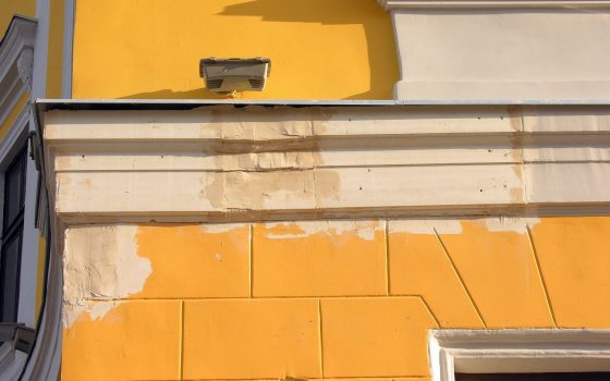 Эконом-реставрация полуциркульного здания у Дюка: места обрушения фрагментов фасада замазали шпаклевкой (фото) «фото»
