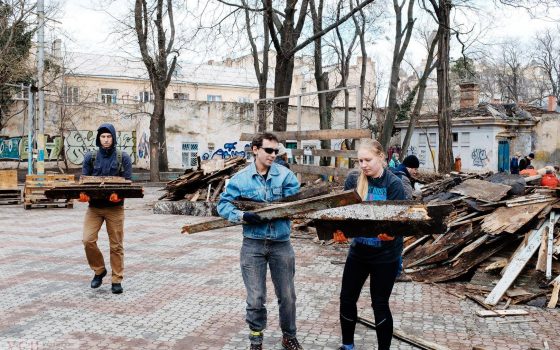Общественники продолжат убирать в Летнем театре, несмотря на вызовы на допрос «фото»