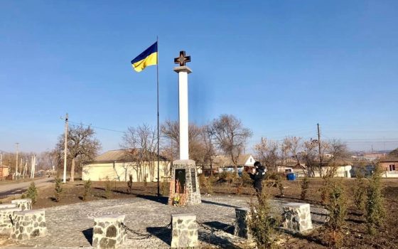 В Ананьеве осквернили памятник участникам Зимнего похода УНР (фото) usionline.com В Ананьеве осквернили памятник участникам Зимнего похода УНР (фото) «фото»