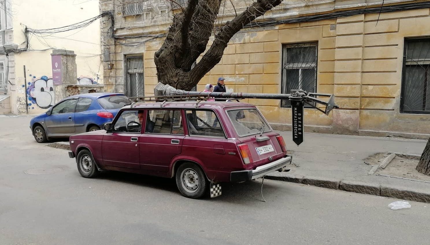 В центре Одессы неизвестный выкорчевал столб с указателем улицы и увез на крыше автомобиля (фото) «фото»