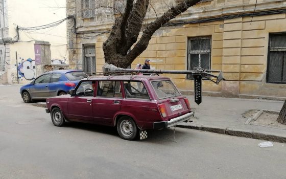 В центре Одессы неизвестный выкорчевал столб с указателем улицы и увез на крыше автомобиля (фото) usionline.com В центре Одессы неизвестный выкорчевал столб с указателем улицы и увез на крыше автомобиля (фото) «фото»